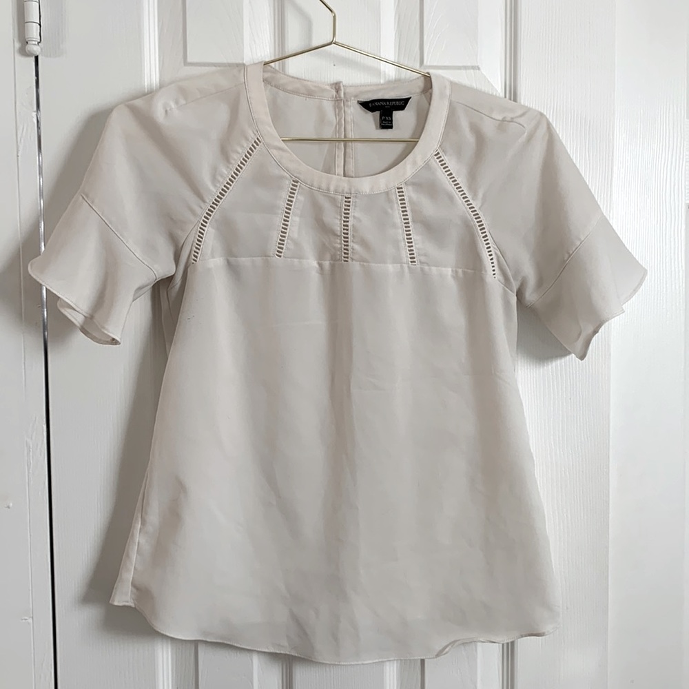 Banana Republic short sleeve off white blouse, with detailed neckline, size P/XS